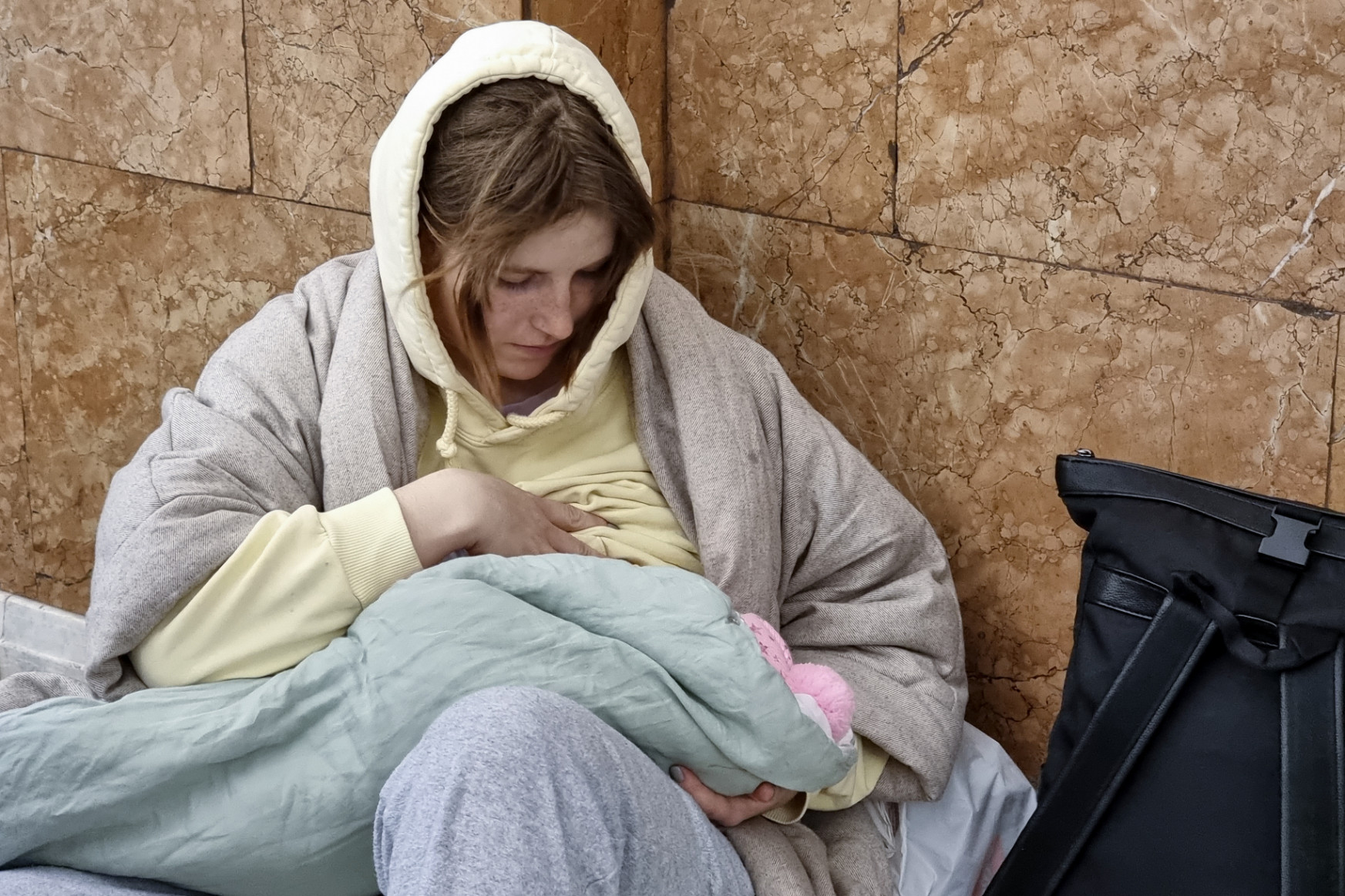 Megtaláltuk a pár hete még a kijevi metrós óvóhelyen kisbabát szoptató anyukát