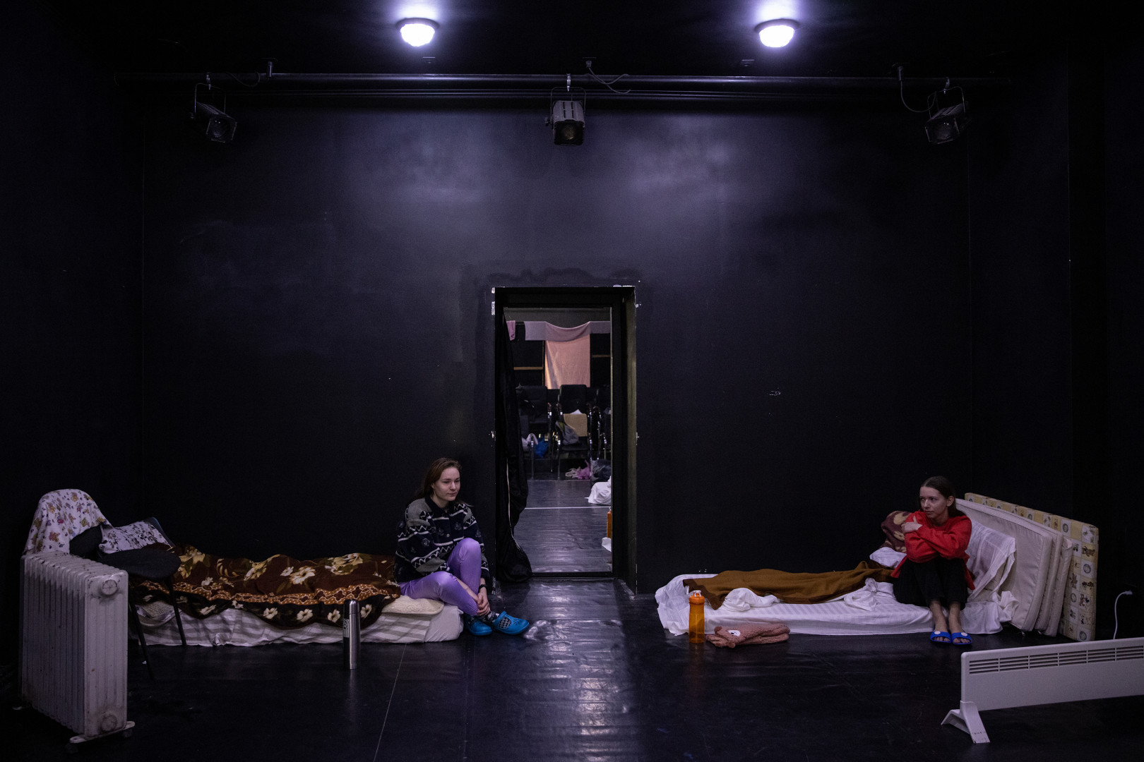 Kijevből menekült fiatalok a színház egyik próbatermében kialakított ideiglenes szálláson