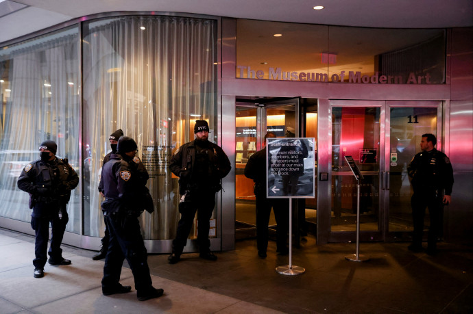 Két embert megkéseltek a manhattani MoMA-ban