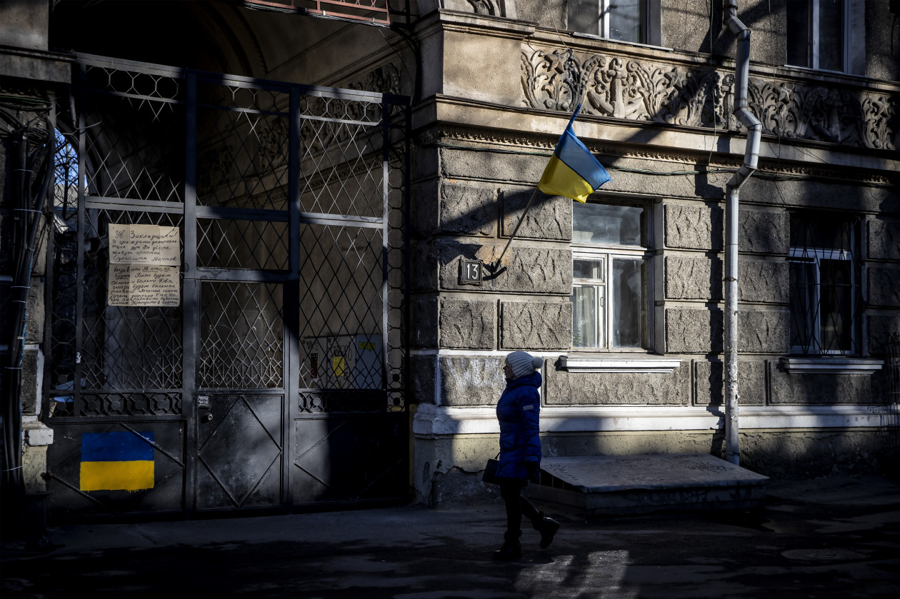  Lépten-nyomon látható az ukrán zászló Odesszában, ahol nem állt meg az élet. Ellentétben az ország nagy részével még a tömegközlekedés is működik – Fotó: Huszti István / Telex