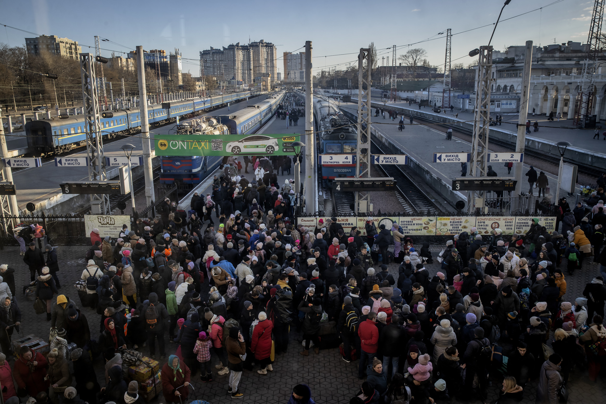 Menekülők várakoznak az odesszai pályaudvaron – Fotó: Huszti István / Telex