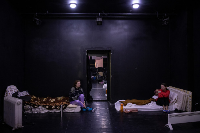 Kijevből menekült fiatalok a beregszászi színház egyik próbatermében kialakított ideiglenes szálláson – fotó: Ajpek Orsi / Telex