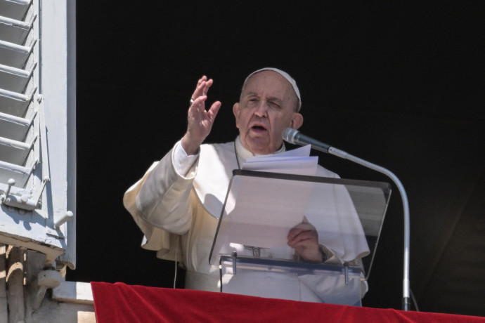 Ferenc pápa 2022. március 13-án a Vatikánban tartott imáján – Fotó: Vincenzo Pinto / AFP