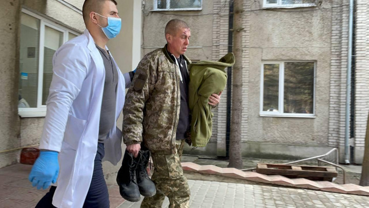 Sebesültet segítenek a mentősök egy kórházban, miután egy sor orosz rakéta csapódott be a Nemzetközi Békefenntartó és Biztonsági Központba ma reggel az ukrajnai Lvivben 2022. március 13-án. Abdullah Tevge / Anadolu Agency / AFP