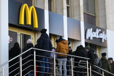 A tej ára majdnem a duplája, a bezáró McDonald's-ok utolsó pitéit tízszeres áron adták el – kezdik megérezni az oroszok a szankciókat