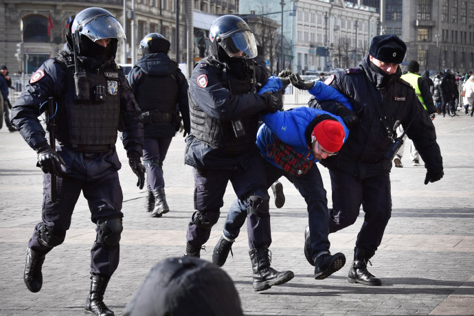 Tüntetnek a háború ellen Oroszországban, több mint 800 embert tartóztattak le