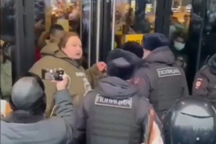 Egy moszkvai férfi odaláncolta magát egy McDonald's ajtajához, hogy az ne zárjon be végleg