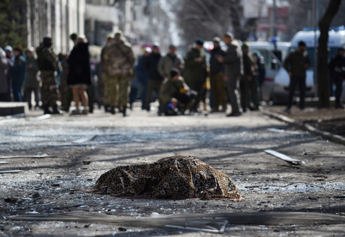 Egy letakart holttest az utcán, a szakadárok által ellenőrzött Donyeck városában 2022. március 14-én – Fotó: REUTERS/Stringer 
