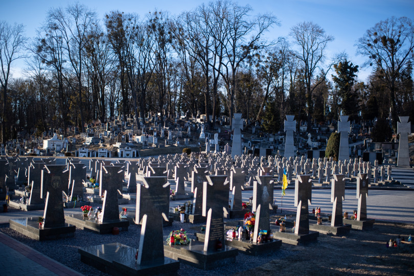 A Szent Péter és Pál apostolok templom és a 2014 óta tartó harcokban elesett ukrán katonák sírja a lvivi katonai temetőben