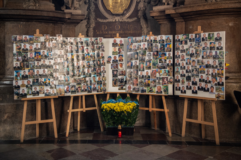 Szertartás és a 2014 óta elesett ukrán katonák arcképei a lvivi Szent Péter és Pál apostolok templomban