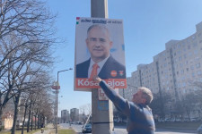 Az ellenzék közös, debreceni képviselőjelöltje, Varga Zoltán visszarakta a leszaggatott Kósa Lajos plakátokat