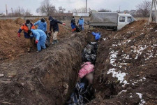 Több ukrán városban már csak tömegsírokba tudják temetni a bombázások áldozatait