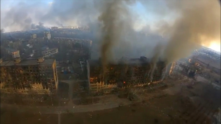 Számtalan helyen emelkedik füst a támadások miatt Mariupolban – Fotó: AZOV REGIMENT PRESS SERVICE / Reuters