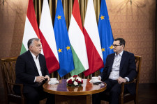 Bloomberg: A háború miatt egyelőre nem tartják vissza az EU-s pénzeket Magyarország és Lengyelország elől