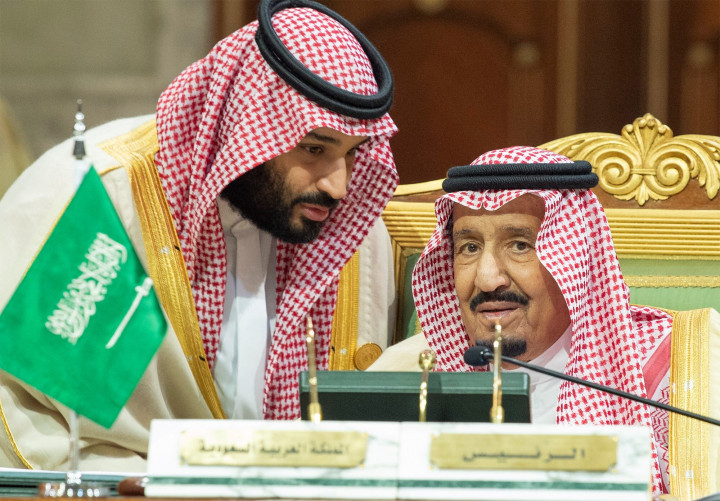 Szalmán ibn Abdul-Aziz al-Szaúd király és fia, Mohamed bin Szalmán szaúdi trónörökös 2018-ban – Fotó: Bandar Algaloud / Saudi Kingdom Council / Handout / Anadolu Agency / AFP