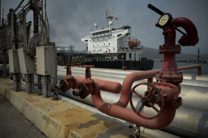 Az iráni lobogó alatt közlekedő Fortune olajszállító tartályhajó az El Palito finomítóban 2020. május 25-én, Puerto Cabellóban, Venezuelában – Fotó: AFP