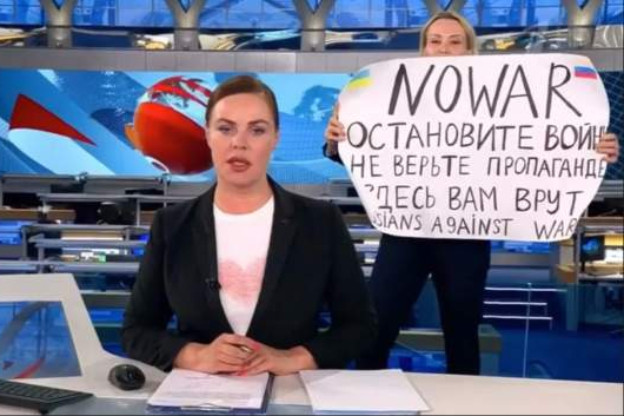 Háborúellenes tüntető tört be az orosz állami tévé élő adásába – a csatorna egyik dolgozója