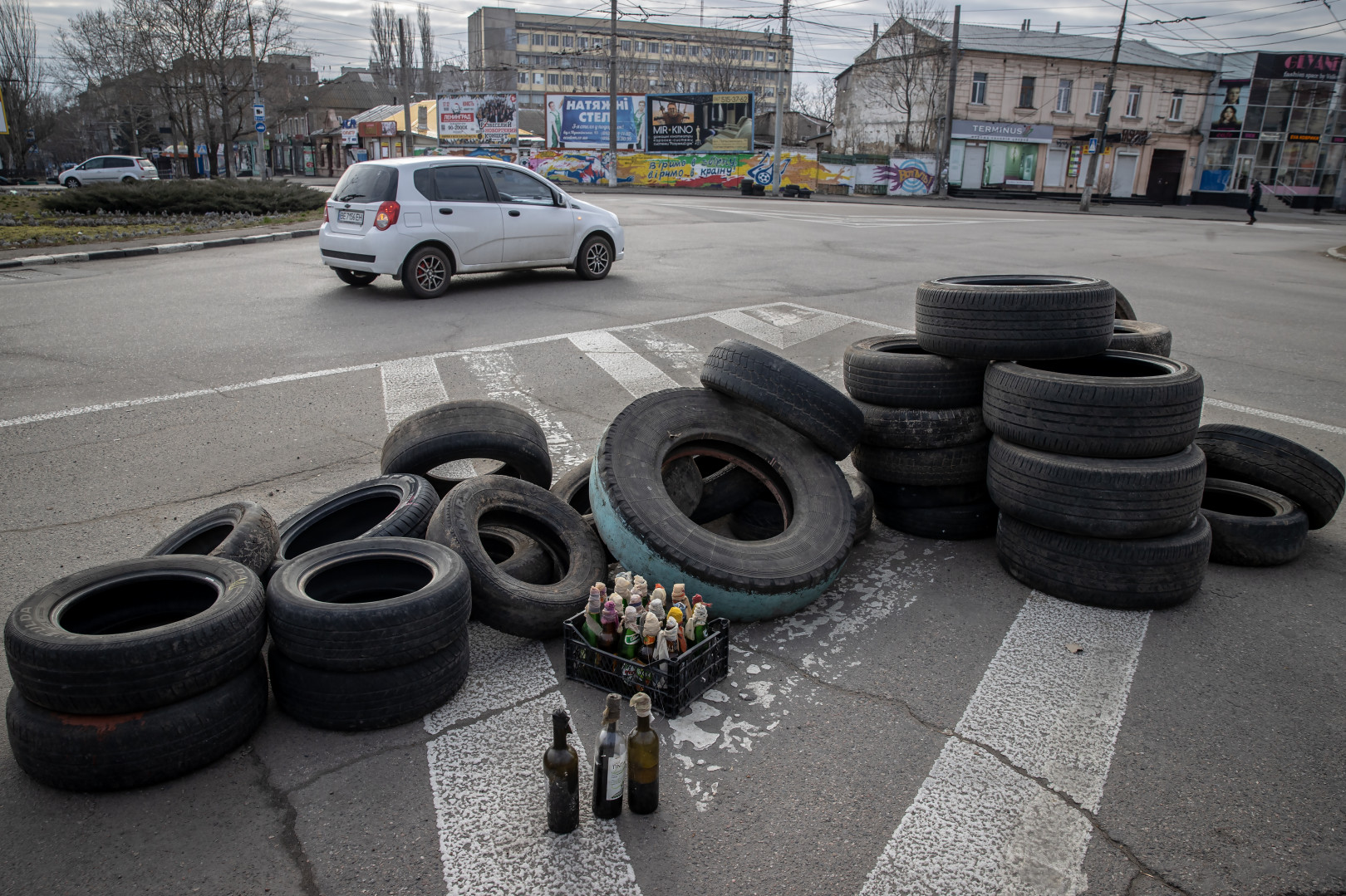 Barikád, betárazott Molotov-koktélokkal Mikolajiv belvárosában – Fotó: Huszti István / Telex