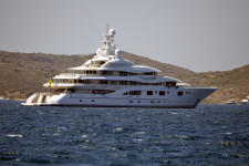 Több mint 47 milliárd forint értékű luxusjachtot foglaltak le Barcelonában Putyin egyik barátjától