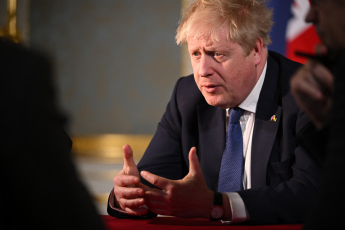 Boris Johnson: Ha Ukrajna inváziója folytatódik, tovább nőnek az energiaárak, amivel Putyin zsebét tömjük