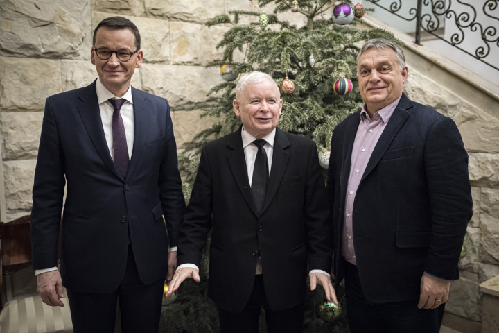 Mateusz Morawiecki lengyel miniszterelnök, Jaroslaw Kaczynski, a kormányzó Jog és Igazságosság (PiS) párt elnöke és Orbán Viktor találkozója Varsóban 2020-ban – Fotó: Miniszterelnöki Sajtóiroda / Benko Vivien Cher / MTI