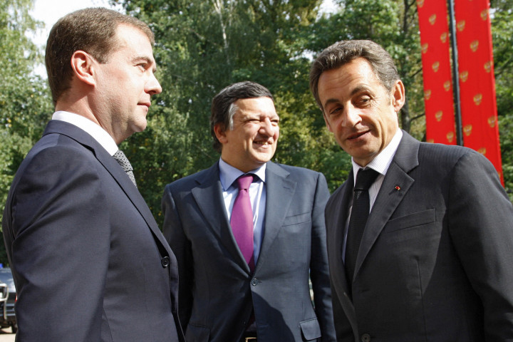 Dmitrij Medvegyev orosz elnök Nicolas Sarkozy francia elnökkel és Jose Manuel Barrosóval, az Európai Bizottság elnökével beszél a Moszkva melletti meindorfi rezidencián 2008. szeptember 8-án tartott találkozójukon – Fotó: Dmitry Astakhov / Ria Novosti Kremlin Pool / AFP