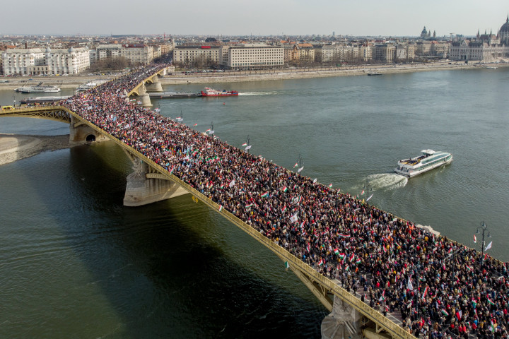A Békemenet résztvevői vonulnak a Margit hídon az 1848-49-es forradalom és szabadságharc kitörésének évfordulóján – Fotó: Czeglédi Zsolt / MTI