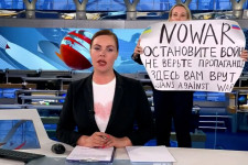 Ügyvédje sem tudja, hogy mi lehet az orosz állami tévécsatorna őrizetbe vett szerkesztőjével
