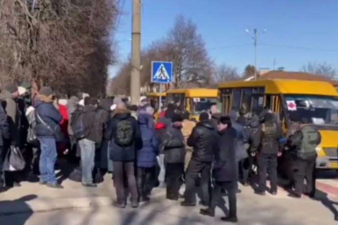 Több mint 70 busz áll készen, hogy evakuálják a civileket Szumiból