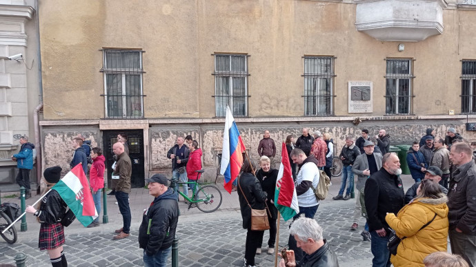 Orosz zászló a Mi Hazánk rendezvényén Fotó: Halász Nikolett / Telex