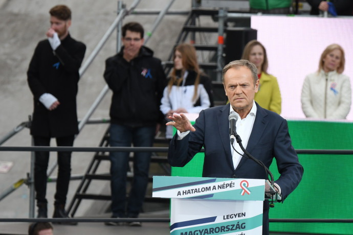 Tusk Budapesten: A magyar választás egész Európának fontos, Orbánt mindenhol a legputyinpártibbnak látják