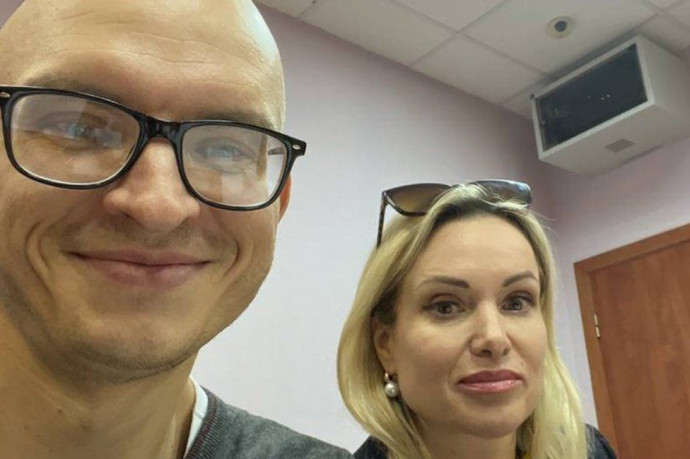 Több mint 14 órás kihallgatás után került elő az orosz állami tévécsatorna őrizetbe vett szerkesztője, 30 ezer rubelre bírságolták meg