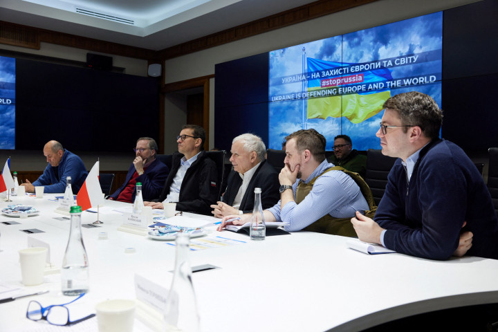 Morawiecki lengyel miniszterelnök, Kaczyński miniszterelnök-helyettes, Fiala cseh miniszterelnök és Jansa szlovén miniszterelnök találkozik Zelenszkij ukrán elnökkel Kijevben. Fotó: Reuters