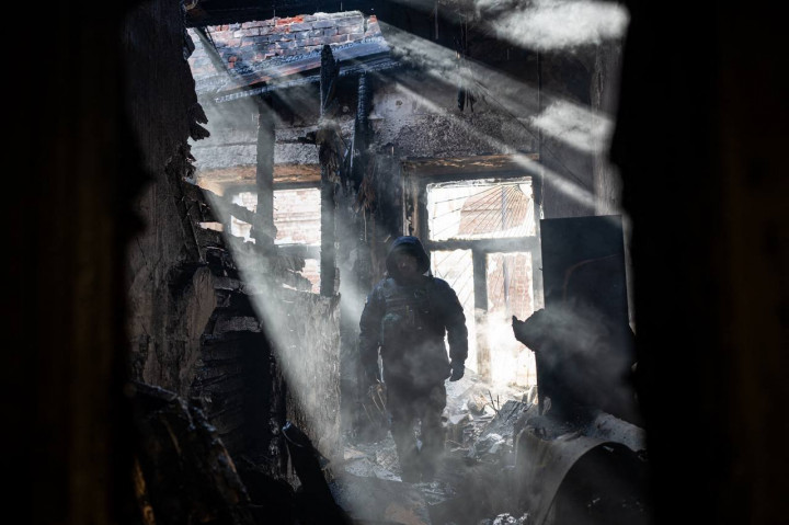 Elsősegélynyújtók egy találatot kapott harkivi lakóházban – Fotó: Wolfgang Schwan / Anadolu Agency / AFP