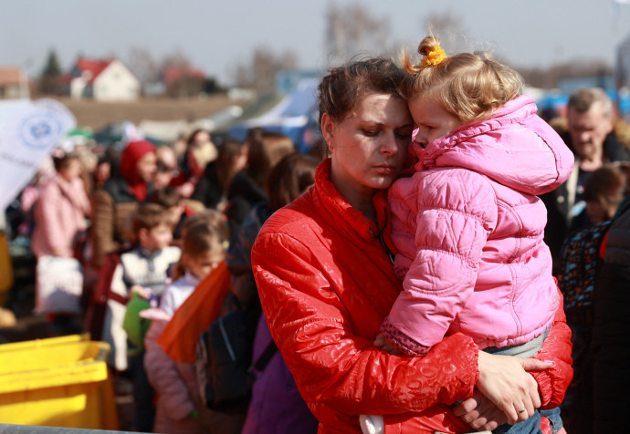 Menekültek a lengyelországi Medyka határátkelőnél – Fotó: Daisuke Tomiata / Yomiuri / AFP