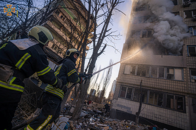 Tűzoltók dolgoznak egy légitámadásban megsérült kijevi lakoháznál – Fotó: State Emergency Service of Ukraine / Reuters