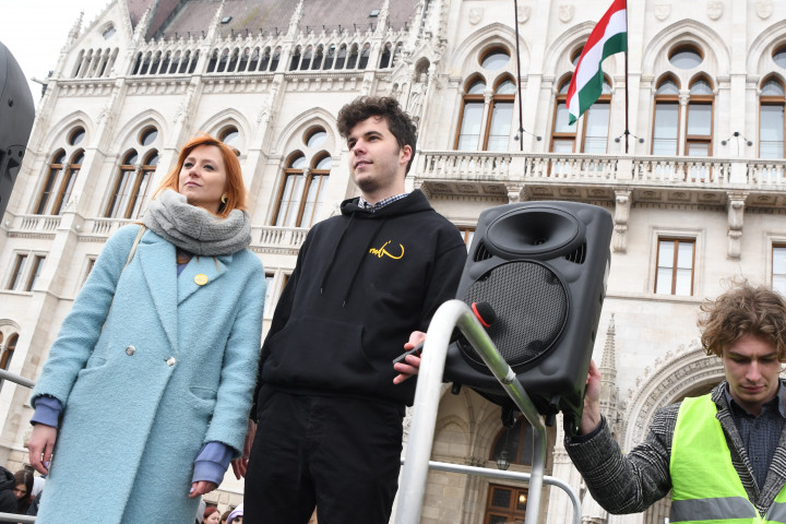 A noÁr aktivistái olvasták fel Molnár Áron beszédét, majd meghallgatták egy számát – Fotó: Melegh Noémi Napsugár / Telex