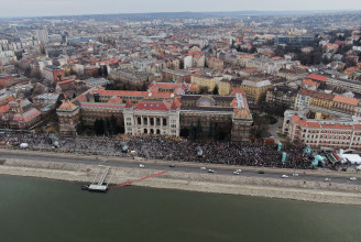 A közmédia szerint csak pár ezren voltak az ellenzéki nagygyűlésen, de azért becsúszott egy kép a több tízezres tömegről is