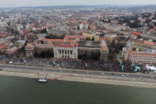 A közmédia szerint csak pár ezren voltak az ellenzéki nagygyűlésen, de azért becsúszott egy kép a több tízezres tömegről is