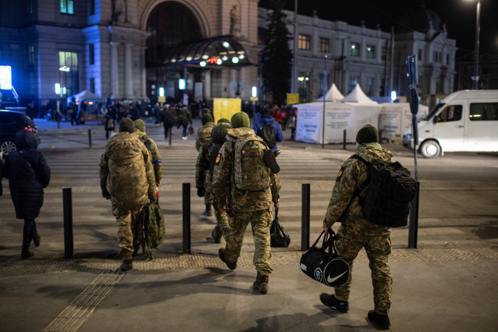 Melegedő menekültek és a frontra igyekvő katonák a lvivi pályaudvaron – Fotó: Bődey János / Telex