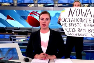Az élő tévéadásban tüntető orosz szerkesztő komolyan aggódik a saját biztonságáért