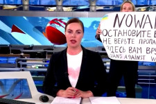 Az élő tévéadásban tüntető orosz szerkesztő komolyan aggódik a saját biztonságáért