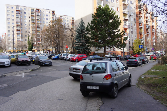 Egyre égetőbb a parkolóhelyhiány, és úgy tűnik, csak az autómentes életmód hozhat enyhülést