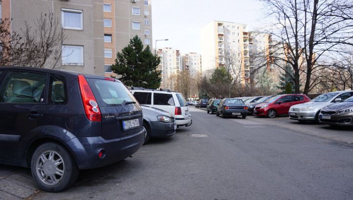 A lakótelepeken nagyon magas a parkolóhelyek kihasználtsága. Sokan nem is találnak helyet, ott állnak meg, ahol éppen tudnak – Fotó: Ujj Péter Tamás / Alapjárat.hu