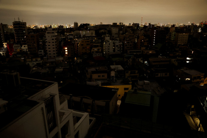 Tokió látképe az áramszünet által érintett területen a szerdai földrengés után – Fotó: Issei Kato / Reuters