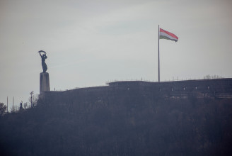Még a Szabadság-szobornál is magasabbra tör a Citadella új, 106 millió forintból elkészült zászlórúdja
