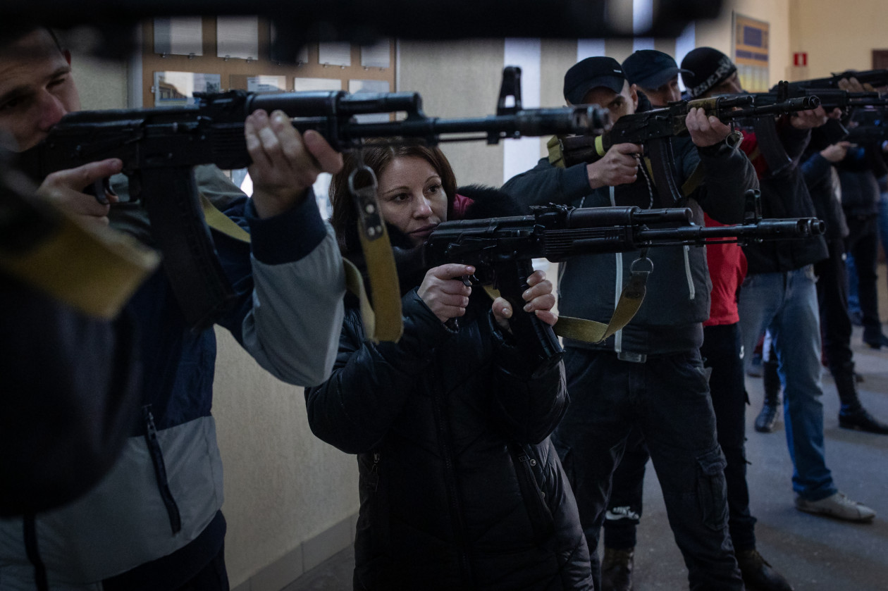 A civileknek Odesszában még nem osztanak fegyvert, de utcai harcok esetén ez is megtörténhet – Fotó: Huszti István / Telex