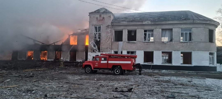 Az ukrán katasztrófavédelmi szolgálat által 2022. március 17-én készített és közzétett képen tűzoltók dolgoznak a tűz oltásán egy iskolánál Merefában – Fotó: tate Emergency Service / AFP