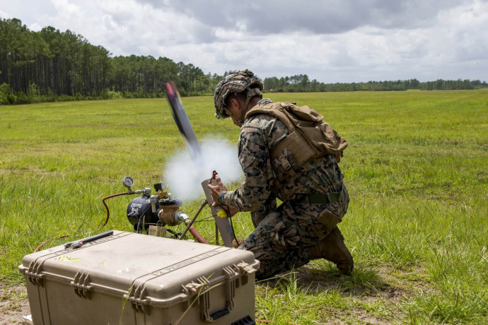 Amerikai tengerészgyalaogos egy Switchblade lövedéket indít 2021. július 7-én az észak-karolinai Camp Lejeune-ben tartott kiképzési gyakorlaton – Fotó: USMC