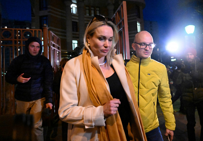 Marina Ovszjannyikova, miután szabadon engedték a kihallgatás után március 15-én – Fotó: AFP